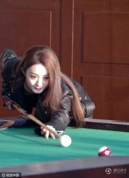 赵丽颖长发飘飘打台球帅一脸 从萌妹秒变总攻