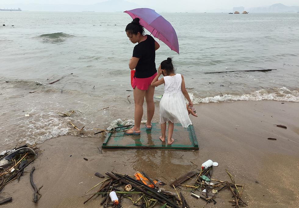 台风后厦门迎最冷黄金周 游客在垃圾中游泳(组图)