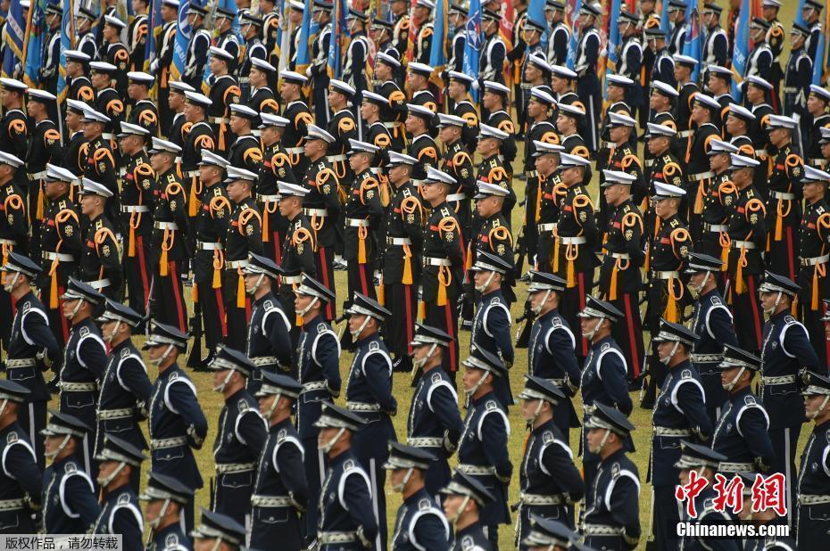 组图:韩国举行阅兵式纪念建军节 朴槿惠检阅部队