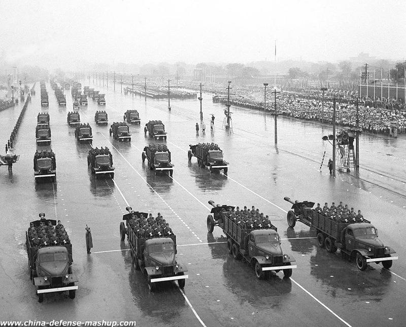 【转载】组图:1956年国庆阅兵 唯一一次雨中大阅兵