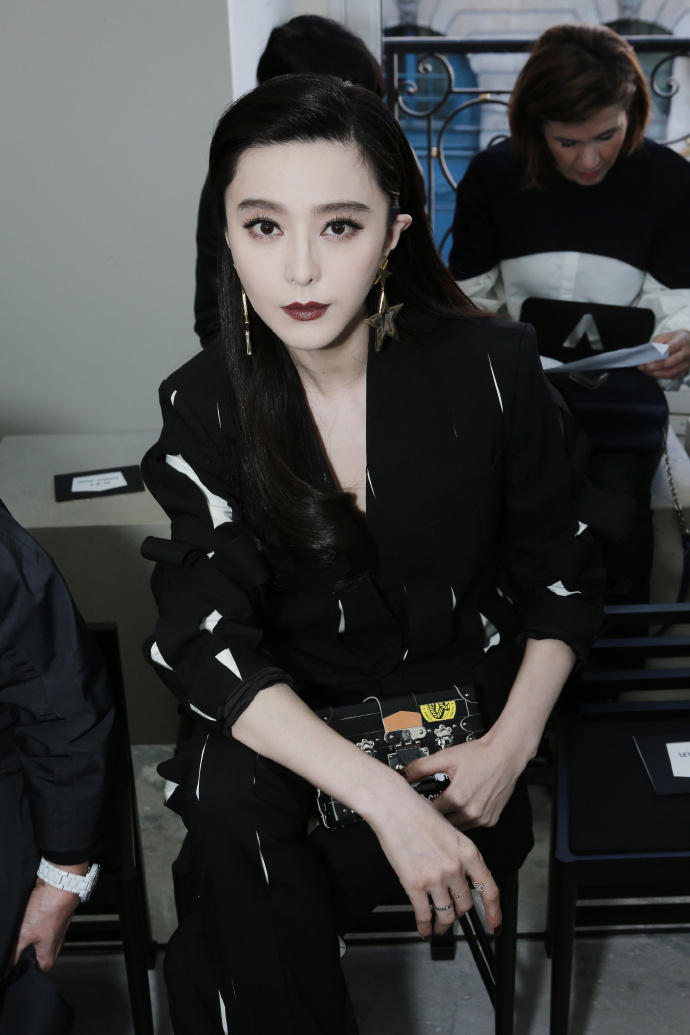 范冰冰未来感纯黑造型亮相秀场女王范儿十足