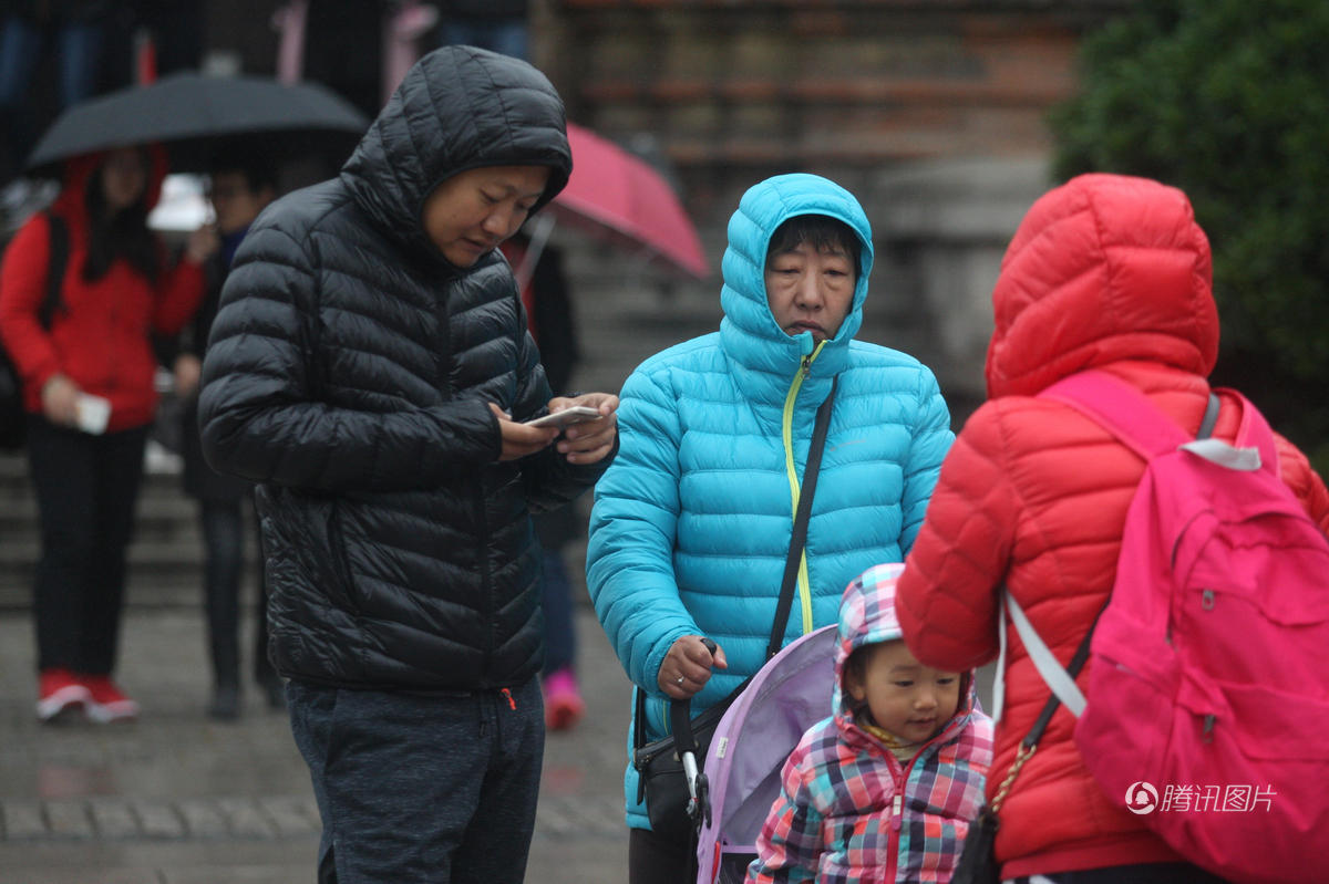 中国北方普遍降温 人们跟夏装说再见