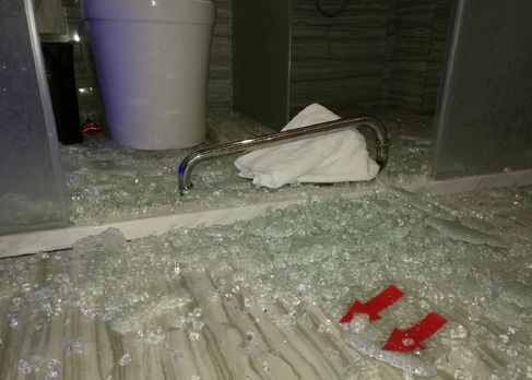 女子在酒店洗澡几分钟后双手流血逃出 玻璃门自爆