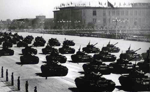 组图:1959年国庆阅兵 59式坦克首次亮相