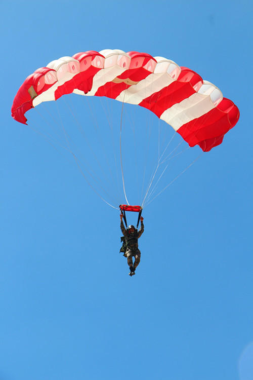 图为翼伞示范队员操作降落伞掠地飞行.李仙摄