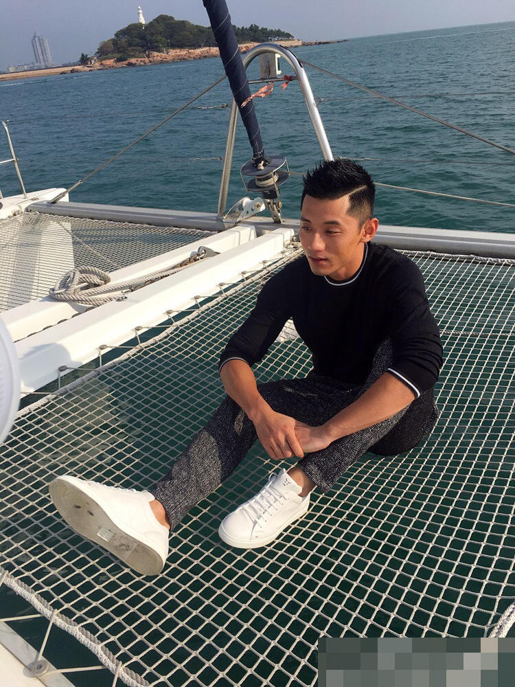 高清:原来你是这样的张继科!拍写真半裸化妆