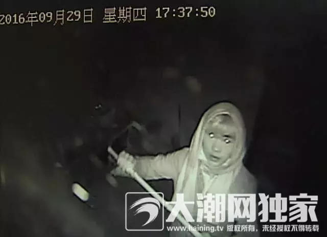 嘉兴某监控里现诡异画面 男子头戴纸箱鬼鬼祟祟