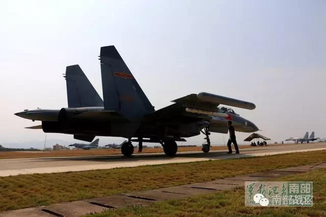 中国空军重型战机实弹射击 倾泻弹雨 (组图)