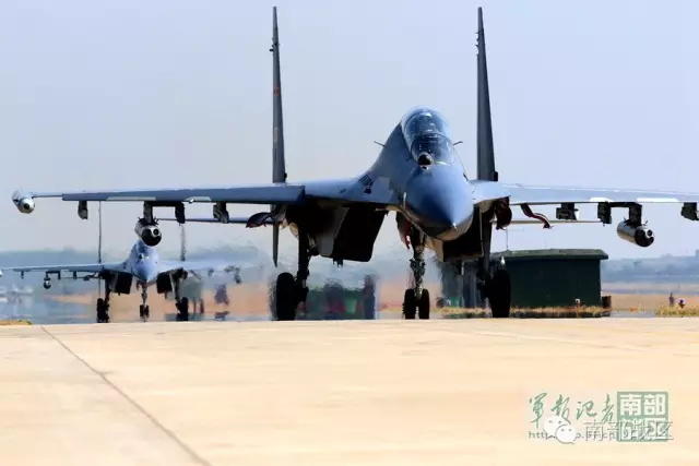 中国空军重型战机实弹射击 倾泻弹雨 (组图)