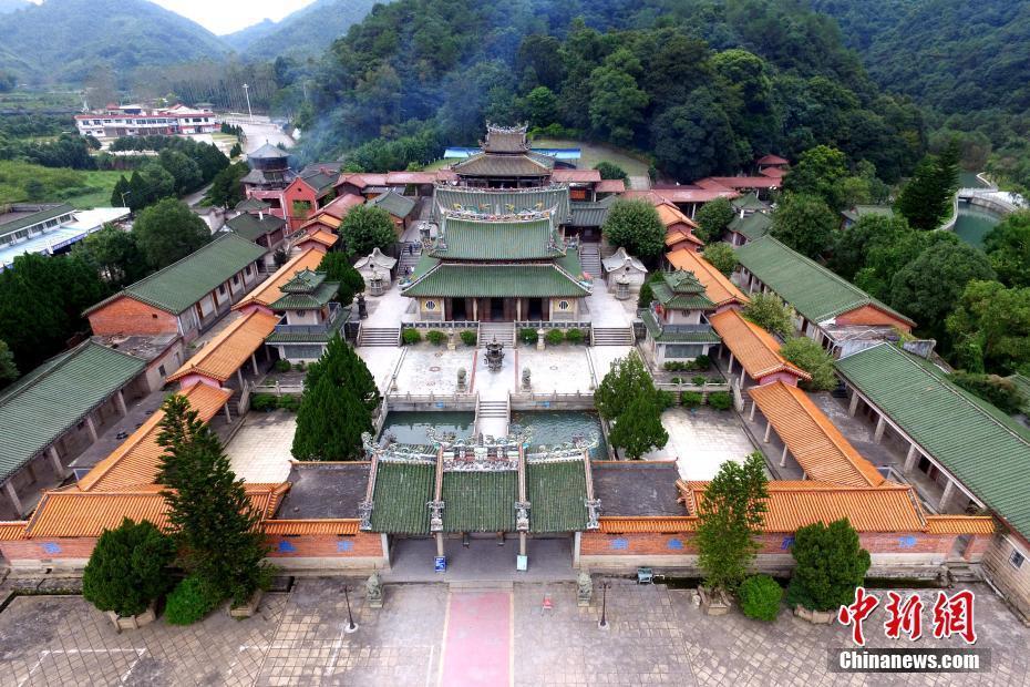 三平寺,是闽南著名的千年古刹,地处福建漳州市平和县文峰镇境内.