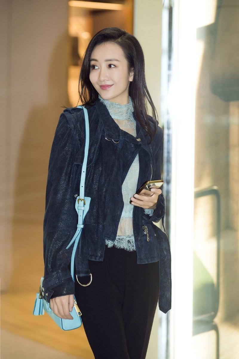 王鸥机场街拍混搭风抢镜 柔中带刚才是最潮-王