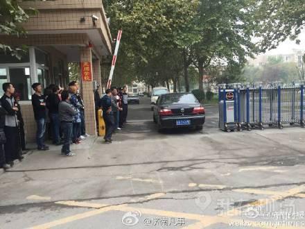 济南: 歹徒持刀闯入中学砍人 百余干警强攻救人质