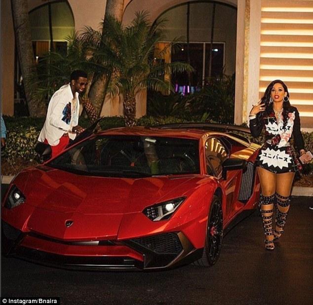 尼日利亚富二代炫富不手软 爱撒钱住“金房”(图)