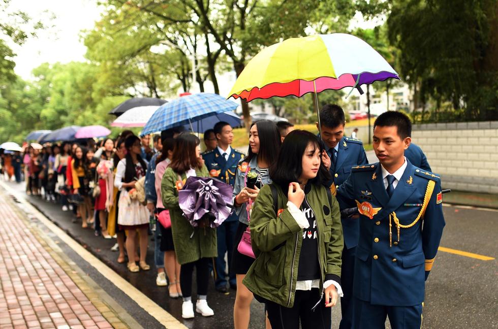 武汉近200名女青年争当军嫂 进军营食堂相亲(图)