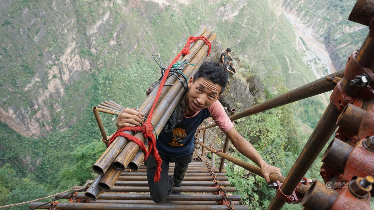 悬崖村绝壁修路 村民背1500根钢管上山造天梯(图)