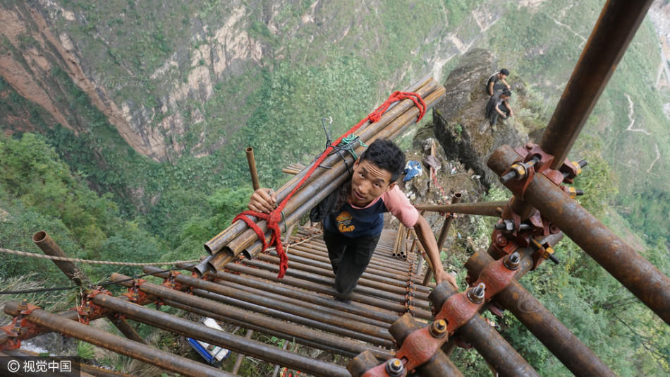 凉山悬崖村绝壁修路 1500根钢管造天梯(图)