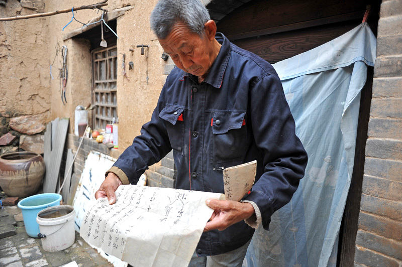 老人家藏近百份清代地契  不知价值曾准备做手纸