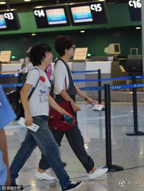 马伊琍穿连体裤亮相身材太瘦排骨胸吸睛