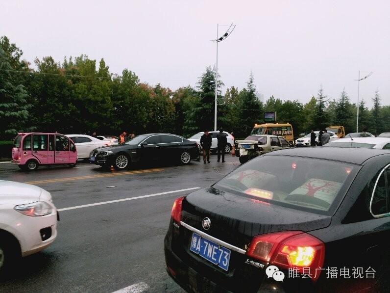 睢县中心大街发生一起严重车祸 三车接连相撞