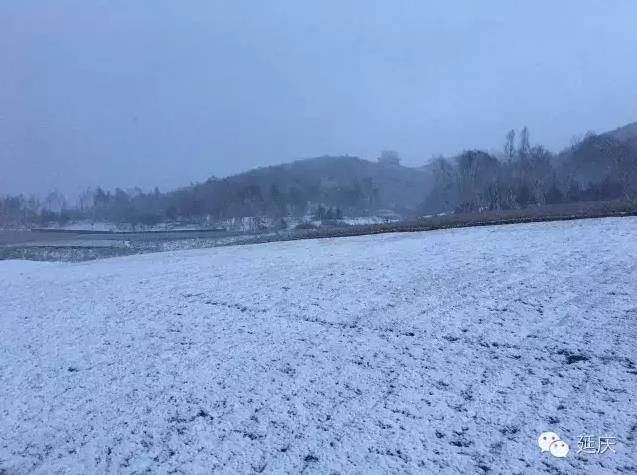 北京首场雪降落延庆海坨山 呈&quot;海坨戴雪&quot;景观(图)