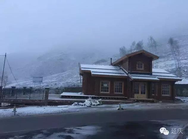 北京首场雪降落延庆海坨山 呈&quot;海坨戴雪&quot;景观(图)