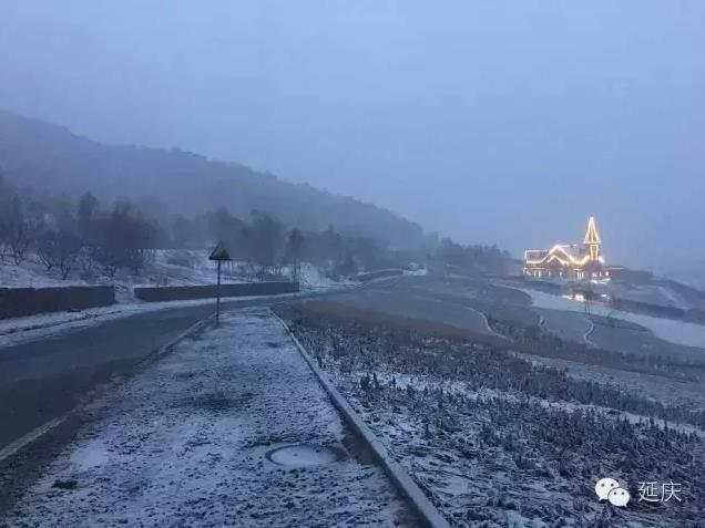 北京首场雪降落延庆海坨山 呈&quot;海坨戴雪&quot;景观(图)