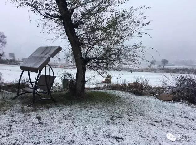 北京首场雪降落延庆海坨山 呈&quot;海坨戴雪&quot;景观(图)