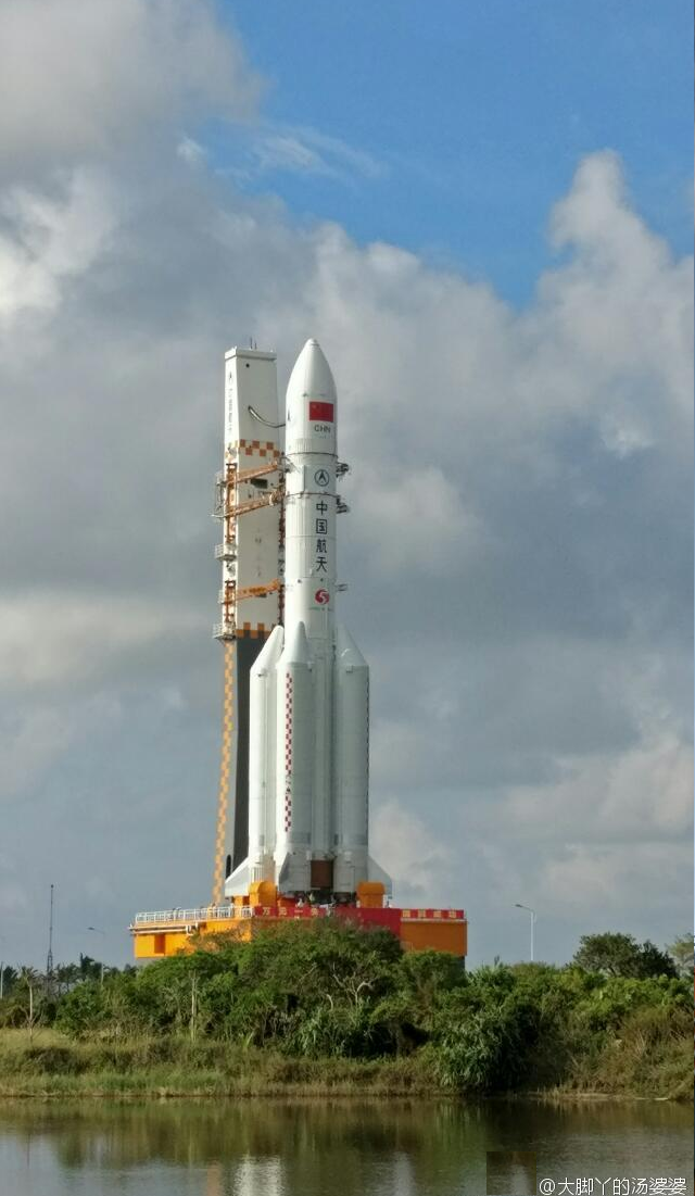 中国首枚重型火箭为首飞做准备近照曝光