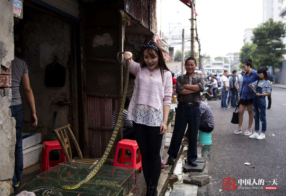 90后女孩开敞篷跑车送外卖 月入15万(高清组图)