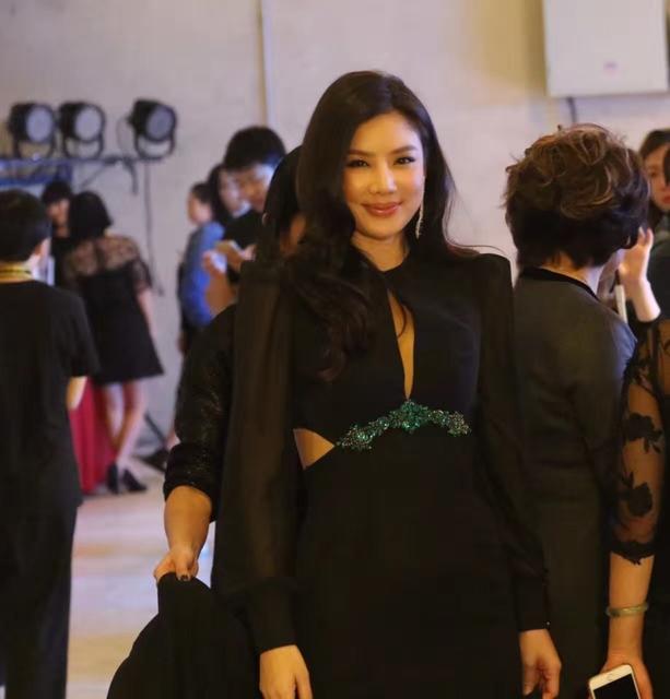 乐基儿上台前跌倒 淡定爬起继续走秀 (组图)