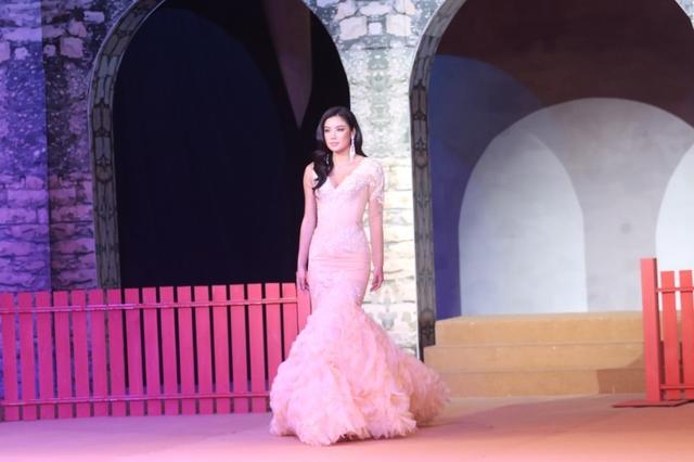 乐基儿上台前跌倒 淡定爬起继续走秀 (组图)