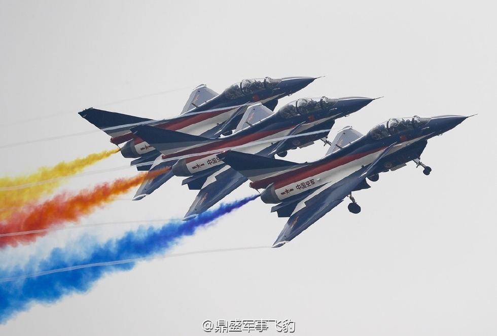 中国八一飞行表演队歼10战机上演空中芭蕾