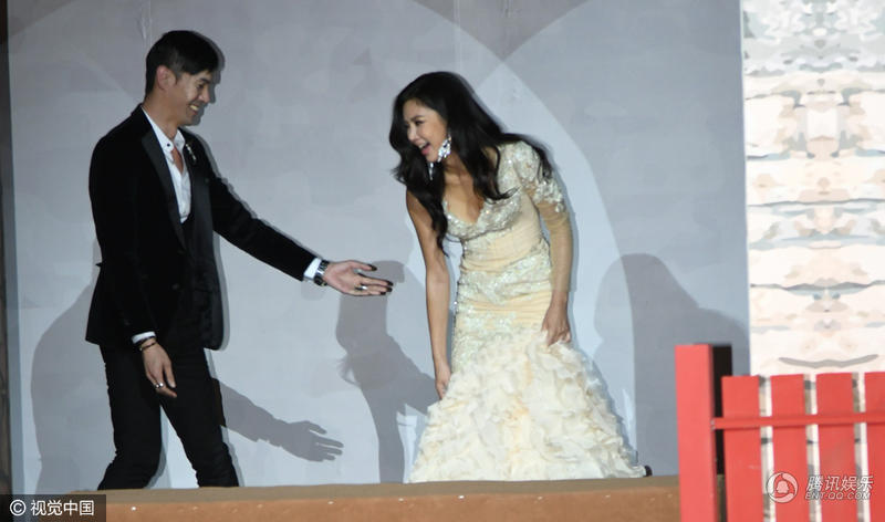 乐基儿上台前跌倒 淡定爬起继续走秀 (组图)