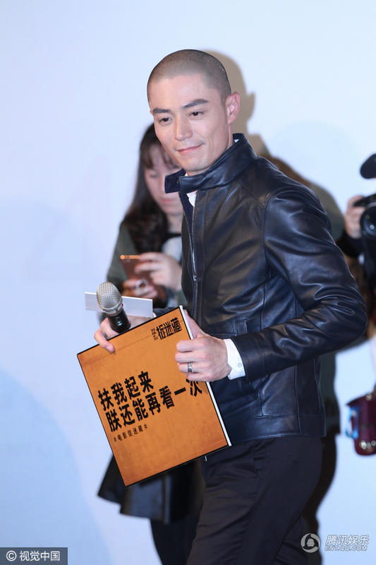 杨幂助阵霍建华新片 台上送抱台下娇羞(组图)