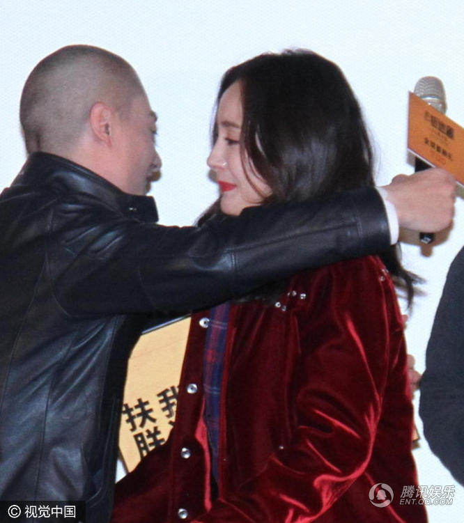 杨幂助阵霍建华新片 台上送抱台下娇羞(组图)