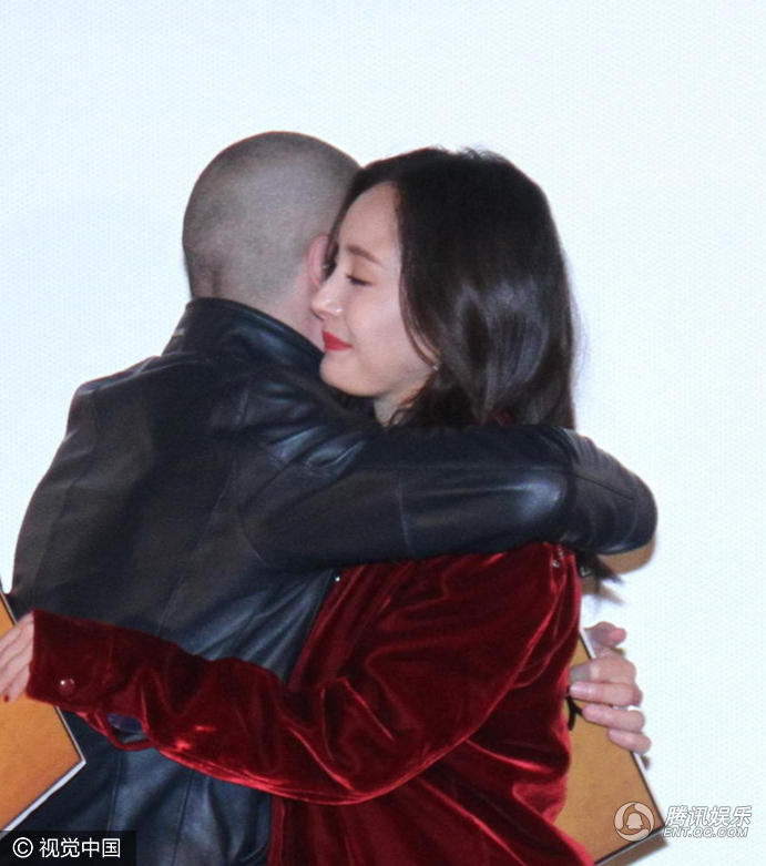 杨幂助阵霍建华新片 台上送抱台下娇羞(组图)