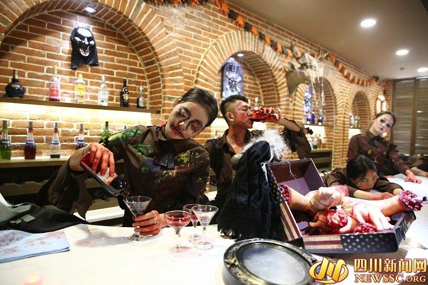 敢吃吗?高校食堂万圣节推"人体"大餐(高清组图)