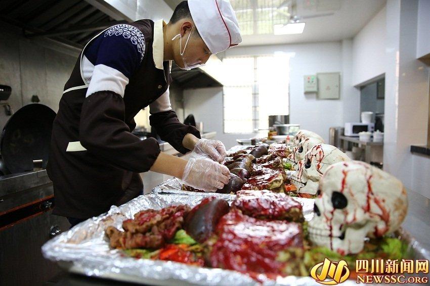 敢吃吗?高校食堂万圣节推"人体"大餐(高清组图)
