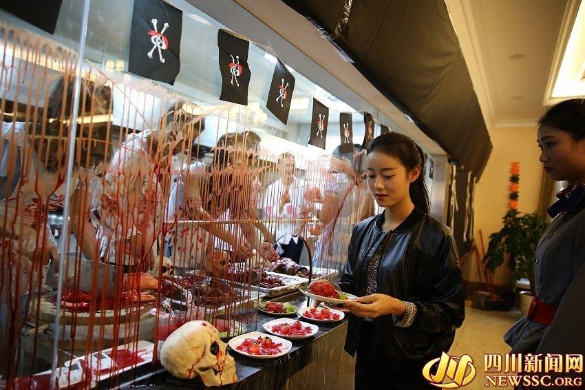 敢吃吗?高校食堂万圣节推"人体"大餐(高清组图)