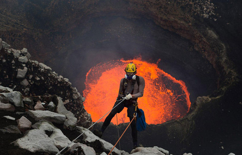 摄像师火山口宿营 与滚烫岩浆亲密接触_文化_腾讯网