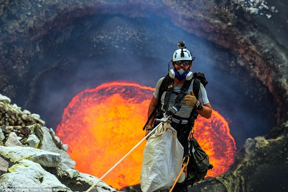 摄影师火山岩壁宿营 冒死拍摄绝美熔岩照片(组图)