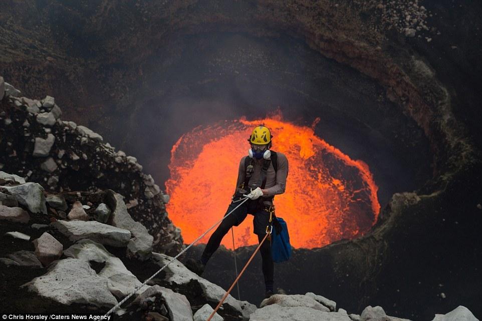 摄影师火山岩壁宿营 冒死拍摄绝美熔岩照片(组图)