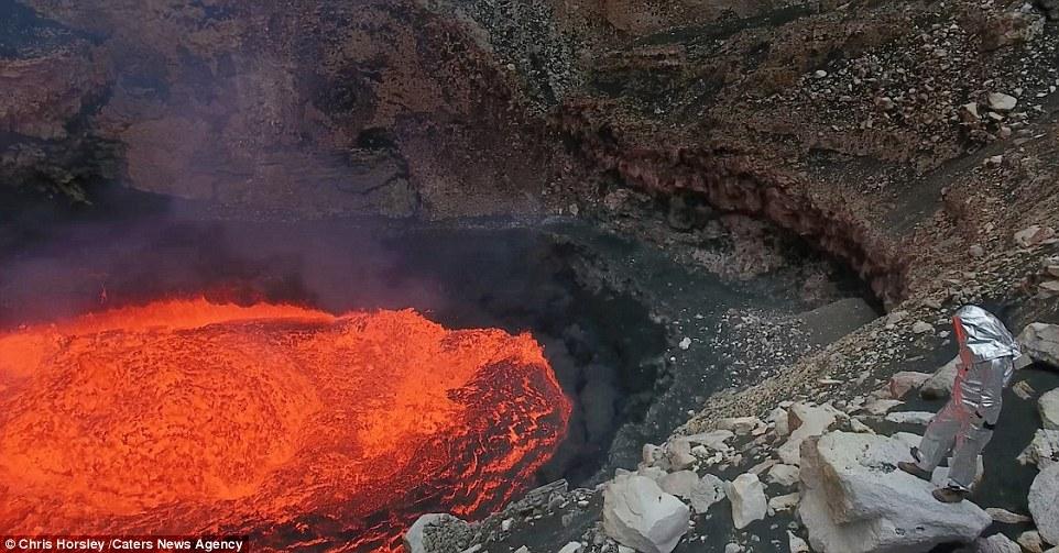 摄影师火山岩壁宿营 冒死拍摄绝美熔岩照片(组图)