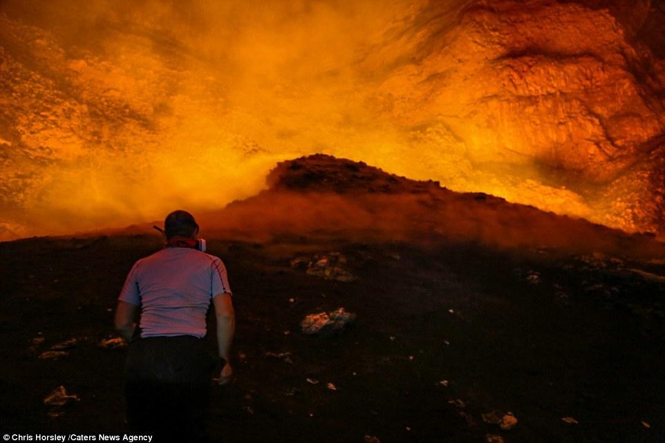 摄影师火山岩壁宿营 冒死拍摄绝美熔岩照片(组图)