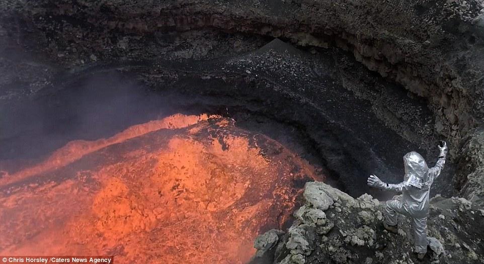 摄影师火山岩壁宿营 冒死拍摄绝美熔岩照片(组图)