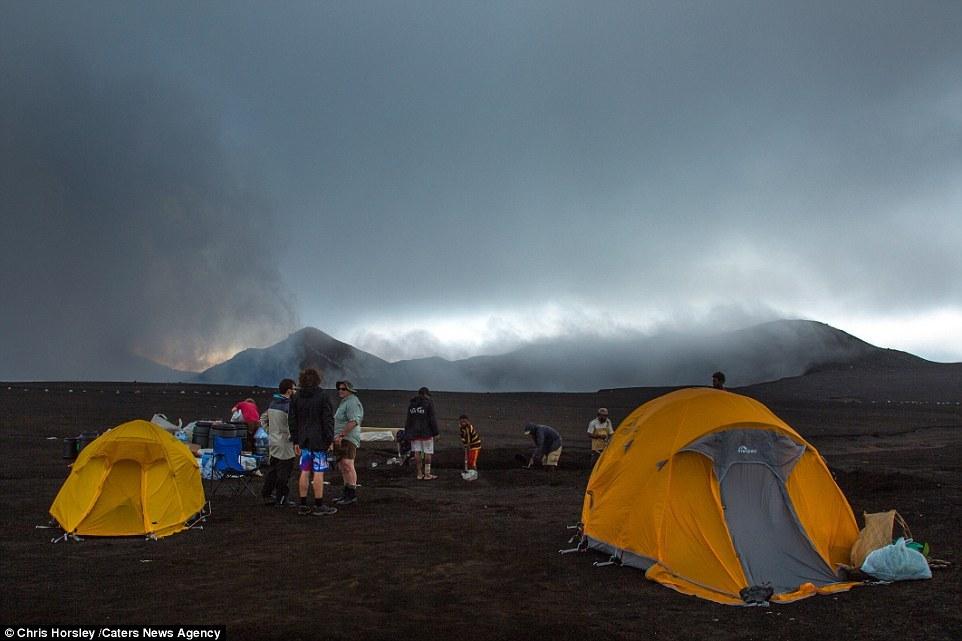 摄影师火山岩壁宿营 冒死拍摄绝美熔岩照片(组图)