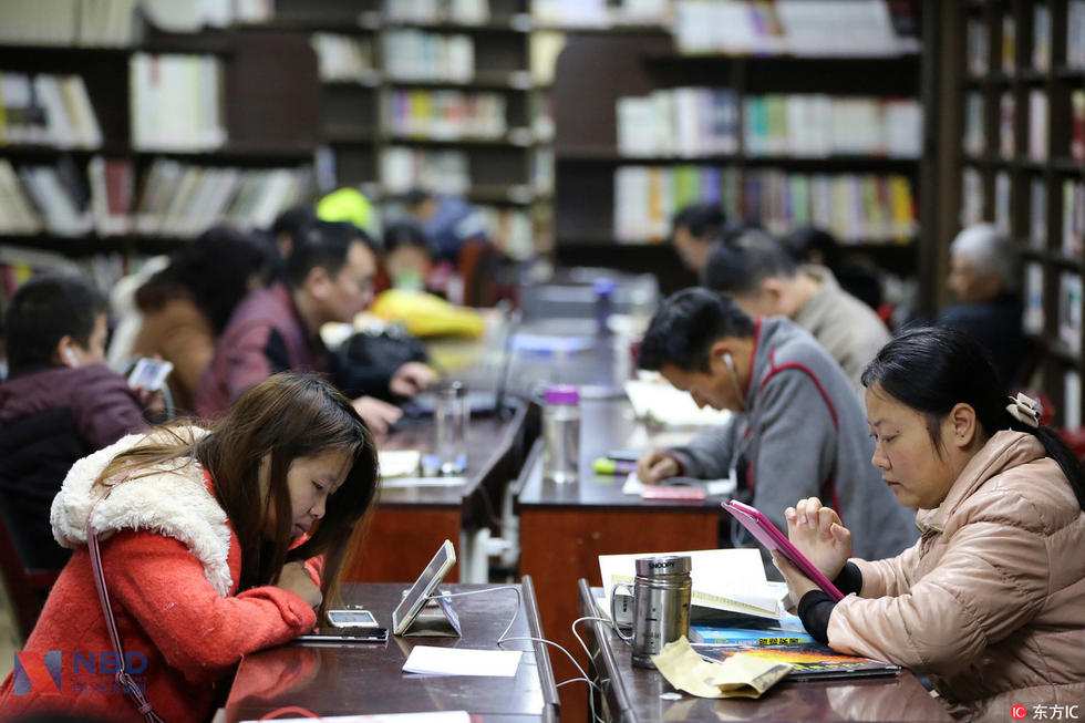 到图书馆看书学习？并没有，很多人在这里玩手机_科技_腾讯网