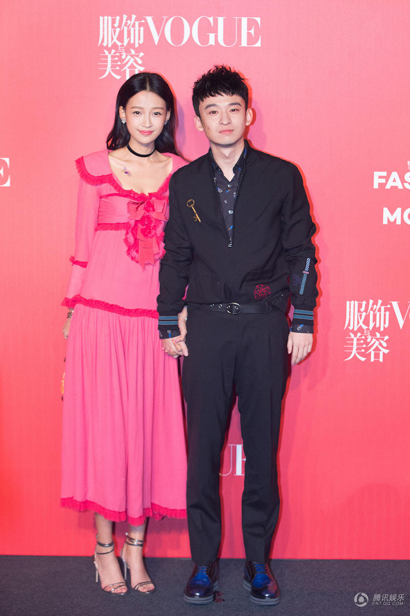 1/4腾讯娱乐讯 11月3日晚,刚刚公布恋情的90后演员孙怡和董子健首次