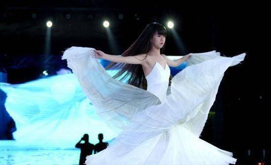 杨丽萍孔雀舞接班人曝光,小彩旗与之擦肩而过(图)