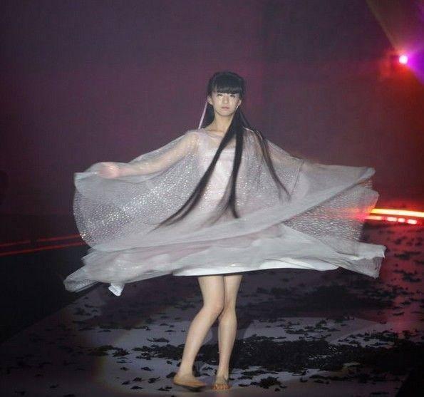 杨丽萍孔雀舞接班人曝光,小彩旗与之擦肩而过(图)